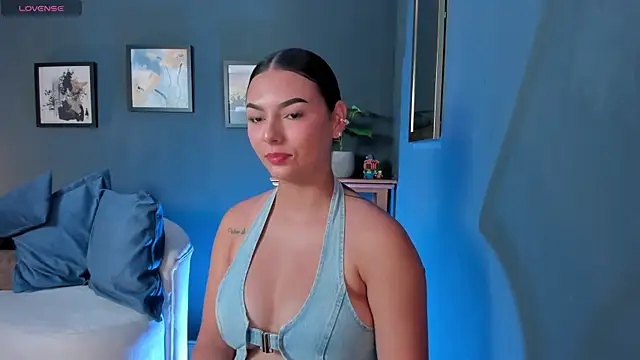 Snapshot of Emma_Moretti1 chatting on 05-11-26, 01:23 Emma Moretti1 online show from 05-11-26, 01:23