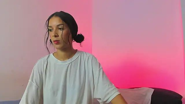 Snapshot of Elagrace_ chatting on 07-01-26, 04:29 Elagrace online show from 07-01-26, 04:29