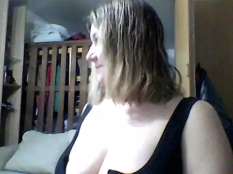 Snapshot of AllisonLove2 chatting on 06-13-26, 03:37 AllisonLove2 online show from 06-13-26, 03:37