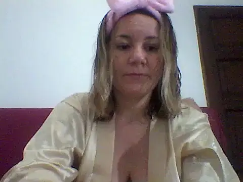 Snapshot of AllisonLove2 chatting on 06-10-26, 02:46 AllisonLove2 online show from 06-10-26, 02:46