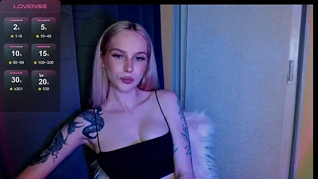 Snapshot of MichelleVelour chatting on 06-17-26, 05:12 MichelleVelour online show from 06-17-26, 05:12