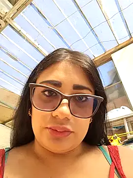 Snapshot of Amina--789 chatting on 06-20-26, 02:33 Amina--789 online show from 06-20-26, 02:33
