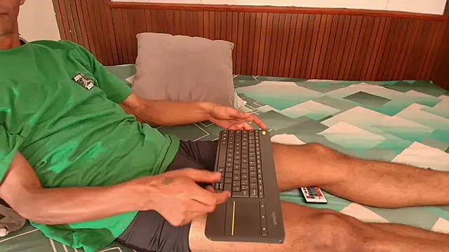 yayi and derek online show from 06-08-26, 11:33