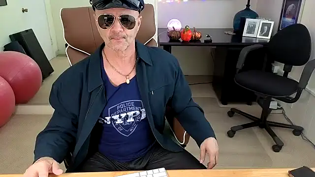 hotdadbod online show from 10-31-25, 08:38