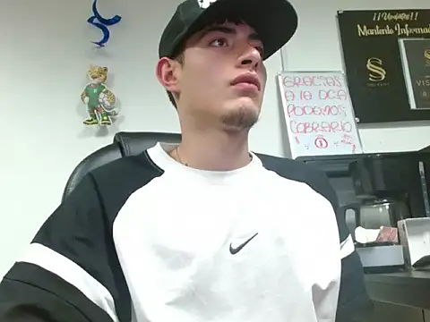 Snapshot of andylol330 chatting on 07-11-26, 07:41 andylol330 online show from 07-11-26, 07:41