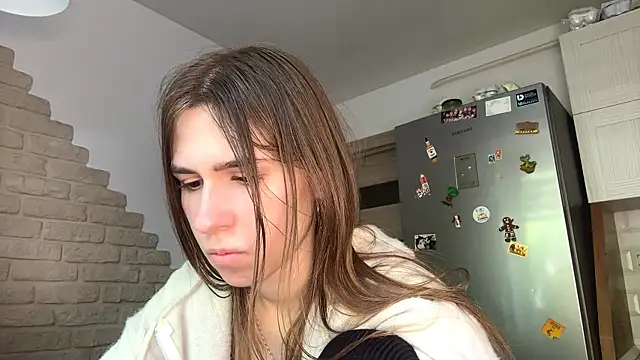 Snapshot of ZaraGuyette chatting on 05-17-26, 06:13 ZaraGuyette online show from 05-17-26, 06:13
