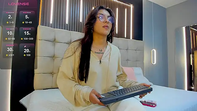 Snapshot of Amara_lune chatting on 06-11-26, 02:58 Amara lune online show from 06-11-26, 02:58