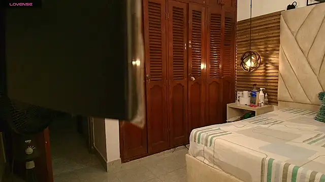 Snapshot of isabella_luxet chatting on 06-18-26, 01:05 isabella luxet online show from 06-18-26, 01:05