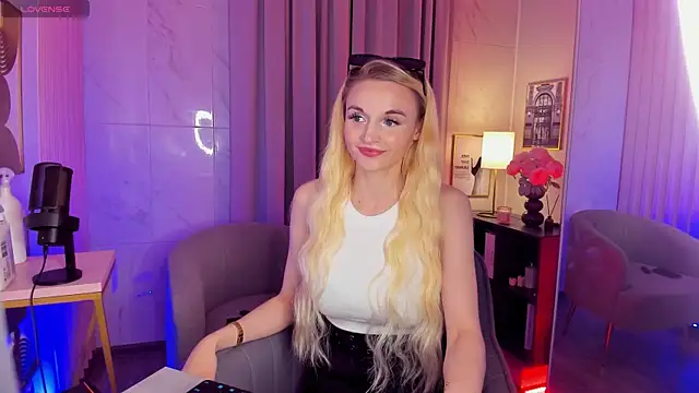 Mila  Lux online show from 05-25-26, 08:29