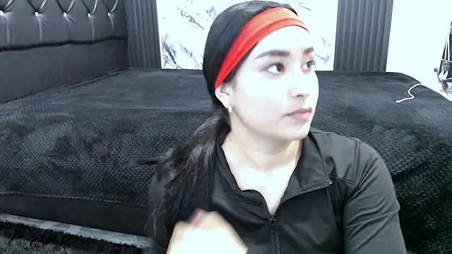 Snapshot of MiaReinig09 chatting on 06-17-26, 12:54 MiaReinig09 online show from 06-17-26, 12:54
