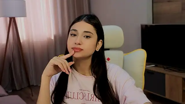 Snapshot of honeylanaa chatting on 06-18-26, 04:44 honeylanaa online show from 06-18-26, 04:44
