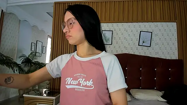 SophiieCalloway1 online show from 06-30-26, 03:12