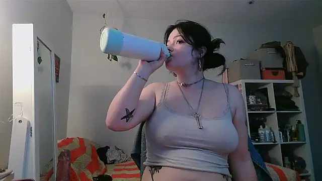 prettybird06 online show from 06-18-26, 08:03