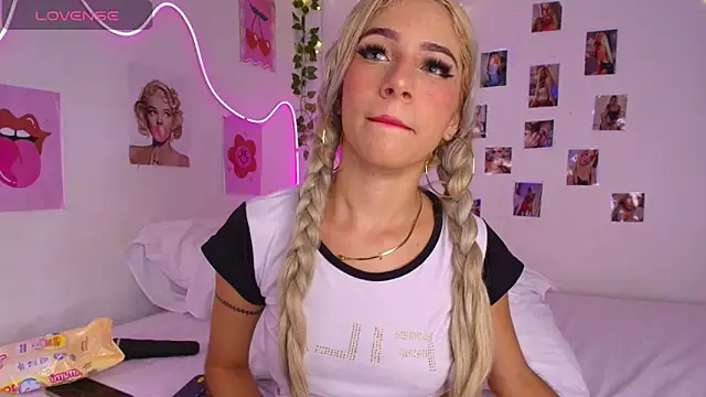cinniaa  online show from 05-28-26, 01:24