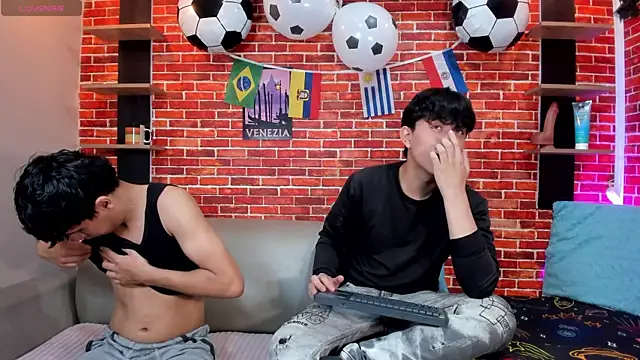 Hoot boyss  online show from 06-19-26, 08:03