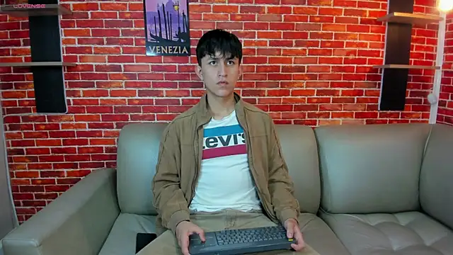Hoot boyss  online show from 05-18-26, 07:29