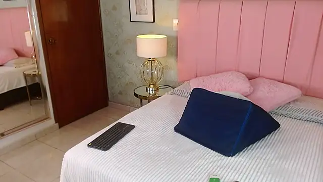 Gia-collins online show from 07-18-26, 04:04