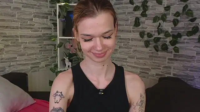 Snapshot of OliviaFoxsis chatting on 05-22-26, 02:37 OliviaFoxsis online show from 05-22-26, 02:37