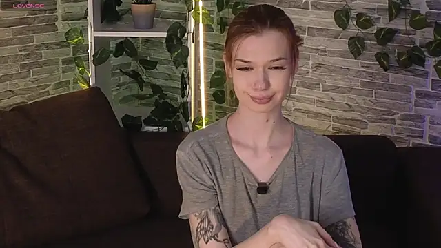 Snapshot of OliviaFoxsis chatting on 05-16-26, 06:23 OliviaFoxsis online show from 05-16-26, 06:23