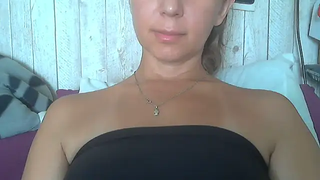 Snapshot of Bella--White chatting on 07-01-26, 06:58 Bella--White online show from 07-01-26, 06:58