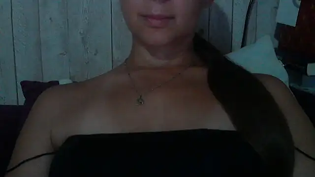 Snapshot of Bella--White chatting on 06-20-26, 03:28 Bella--White online show from 06-20-26, 03:28