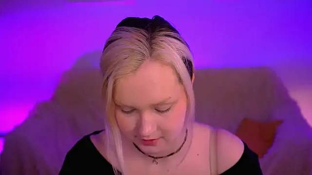 ViolettWoods online show from 06-17-26, 06:24