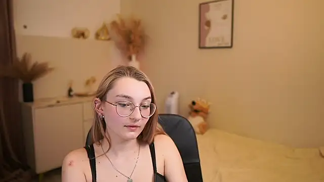 Snapshot of Sophielux18 chatting on 05-18-26, 02:22 Sophielux18 online show from 05-18-26, 02:22