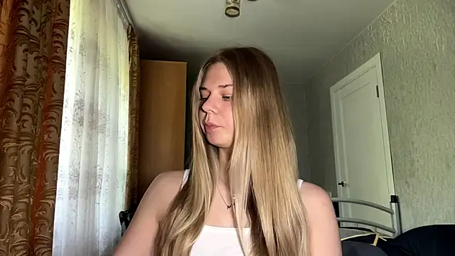 Snapshot of HoneysPiee chatting on 06-03-26, 11:00 HoneysPiee online show from 06-03-26, 11:00