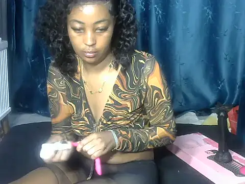 petite lexiiivv online show from 06-22-26, 07:16