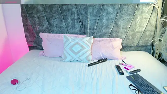 MadisonCollinss  online show from 07-03-26, 12:33