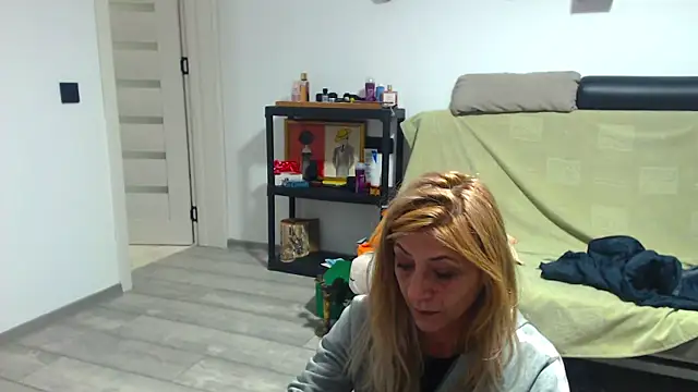 FoxyloveXXX online show from 05-17-26, 04:18