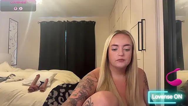 Snapshot of CurvyWetWife chatting on 06-04-26, 09:36 CurvyWetWife online show from 06-04-26, 09:36