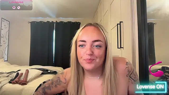 Snapshot of CurvyWetWife chatting on 06-14-26, 11:33 CurvyWetWife online show from 06-14-26, 11:33