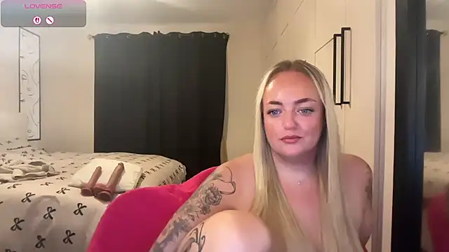 Snapshot of CurvyWetWife chatting on 06-27-26, 07:47 CurvyWetWife online show from 06-27-26, 07:47