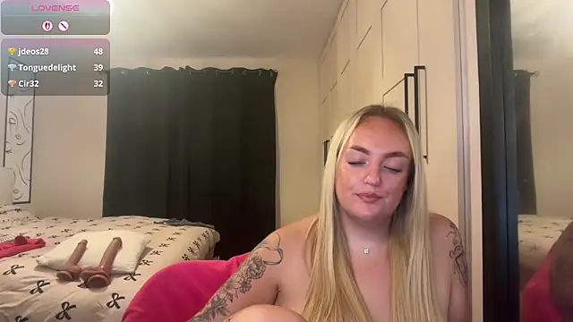 Snapshot of CurvyWetWife chatting on 07-02-26, 09:15 CurvyWetWife online show from 07-02-26, 09:15