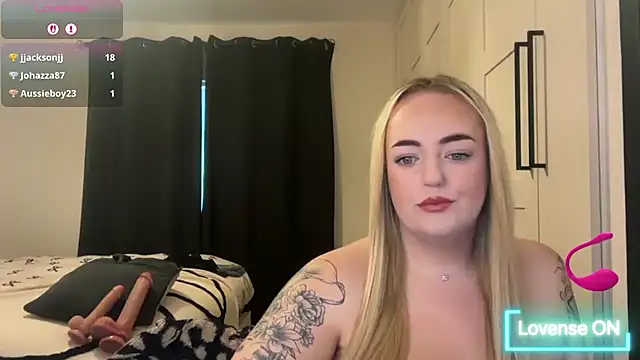 Snapshot of CurvyWetWife chatting on 05-19-26, 06:42 CurvyWetWife online show from 05-19-26, 06:42