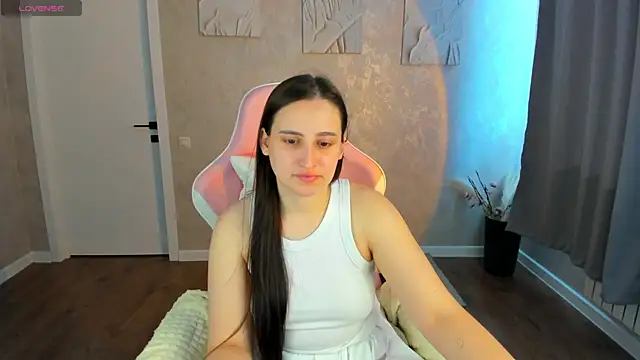Elizabet Colllins online show from 06-18-26, 01:48