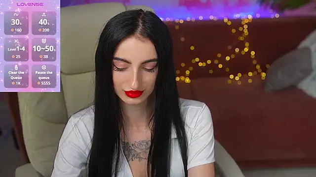 Snapshot of EmilyyMoon chatting on 06-19-26, 01:17 EmilyyMoon online show from 06-19-26, 01:17