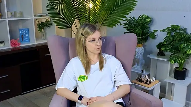 NovaOliphant online show from 05-19-26, 08:32
