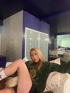 Snapshot of MirrorMia chatting on 05-19-26, 10:44 MirrorMia online show from 05-19-26, 10:44