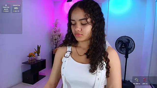 Snapshot of Baby_curly chatting on 06-12-26, 07:11 Baby curly online show from 06-12-26, 07:11