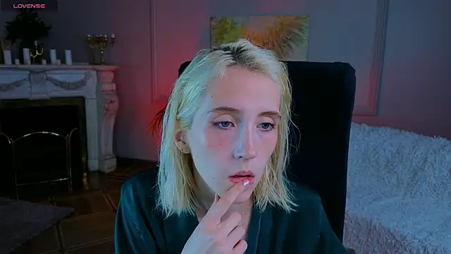 Snapshot of Elen__Moore chatting on 06-25-26, 05:12 Elen Moore online show from 06-25-26, 05:12