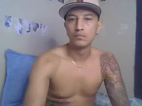 Snapshot of Andreesr chatting on 06-30-26, 01:44 Andreesr online show from 06-30-26, 01:44