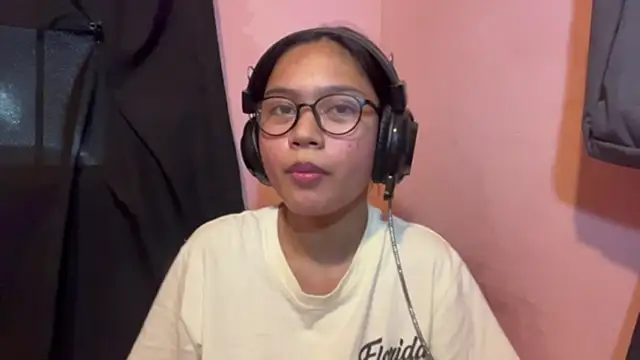 Snapshot of SalleyRoloff chatting on 05-27-26, 02:13 SalleyRoloff online show from 05-27-26, 02:13