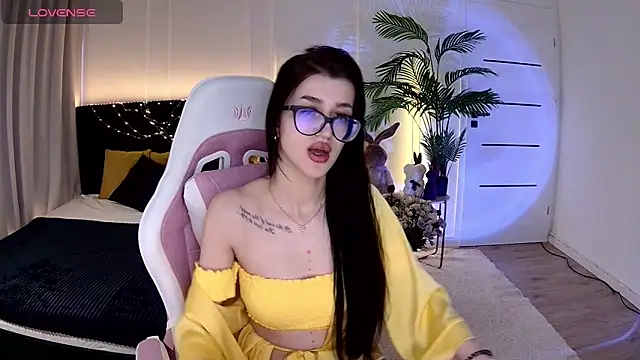 Snapshot of Ariella_Me chatting on 06-12-26, 07:06 Ariella Me online show from 06-12-26, 07:06