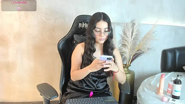 Snapshot of Alana_cutte chatting on 05-24-26, 04:12 Alana cutte online show from 05-24-26, 04:12
