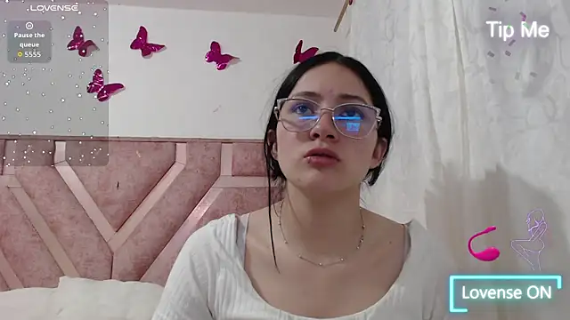 Snapshot of Angel-Hott_ chatting on 06-11-26, 04:31 Angel-Hott online show from 06-11-26, 04:31