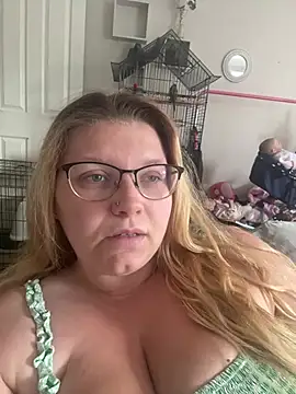 Snapshot of LucieLouBabe chatting on 06-29-26, 01:22 LucieLouBabe online show from 06-29-26, 01:22