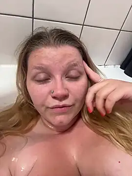Snapshot of LucieLouBabe chatting on 06-14-26, 10:44 LucieLouBabe online show from 06-14-26, 10:44