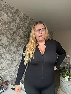 Snapshot of LucieLouBabe chatting on 07-21-26, 10:38 LucieLouBabe online show from 07-21-26, 10:38